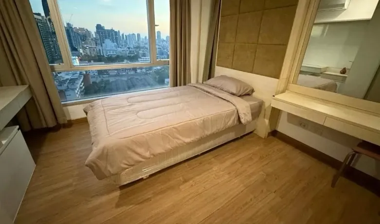 For rent: Thru Thonglor, 18th floor, corner unit, fully furnished, ready to move in. Book now! (Quickly!)