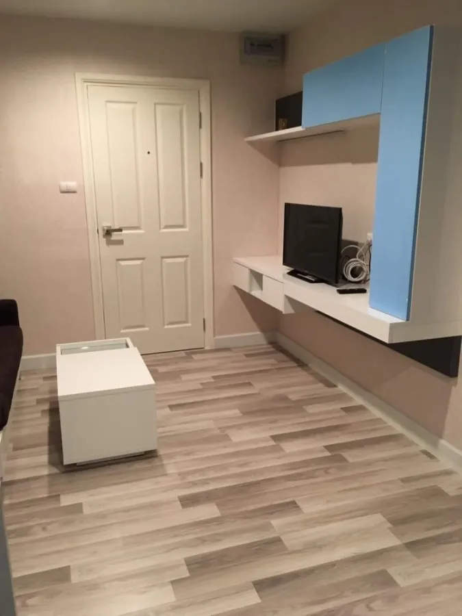 For rent, The Cube Plus Chaengwattana, corner room, very private Built-in furniture in bright blue color. Hurry up to move immediately.