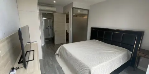 Sale The Room Sathorn ตกแต่งด้วยเฟอร์นิเจอร์อย่างดี มาพร้อมขนาดที่กว้างขวางสุดๆ มาแต่ตัวเข้าอยู่เลย
