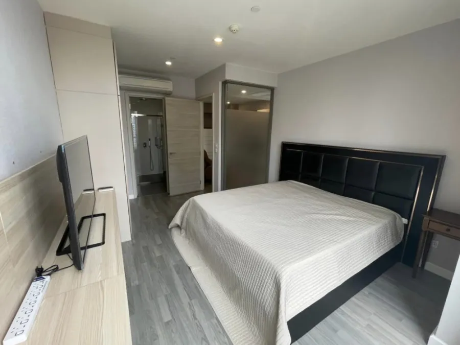 Sale The Room Sathorn ตกแต่งด้วยเฟอร์นิเจอร์อย่างดี มาพร้อมขนาดที่กว้างขวางสุดๆ มาแต่ตัวเข้าอยู่เลย
