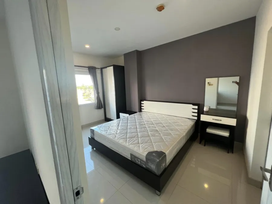CC Condominium 2 (Pattaya Central) The room is decorated in cozy tones, simple and easy on the eyes. Don't put it off, reserve now.