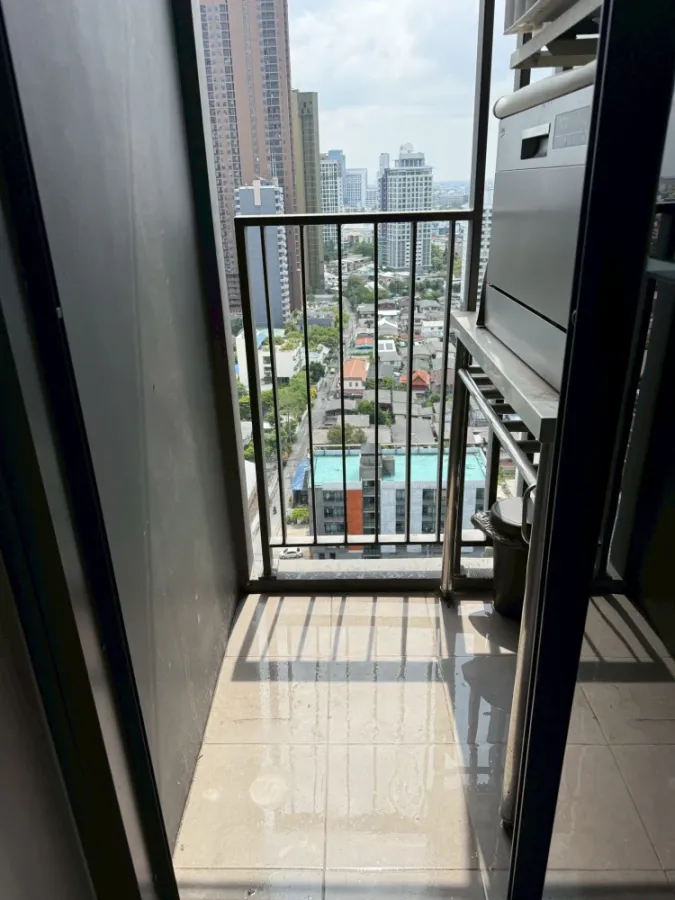 For rent: The Privacy Jatujak, corner unit with natural light from two sides, fully furnished and ready to move in.