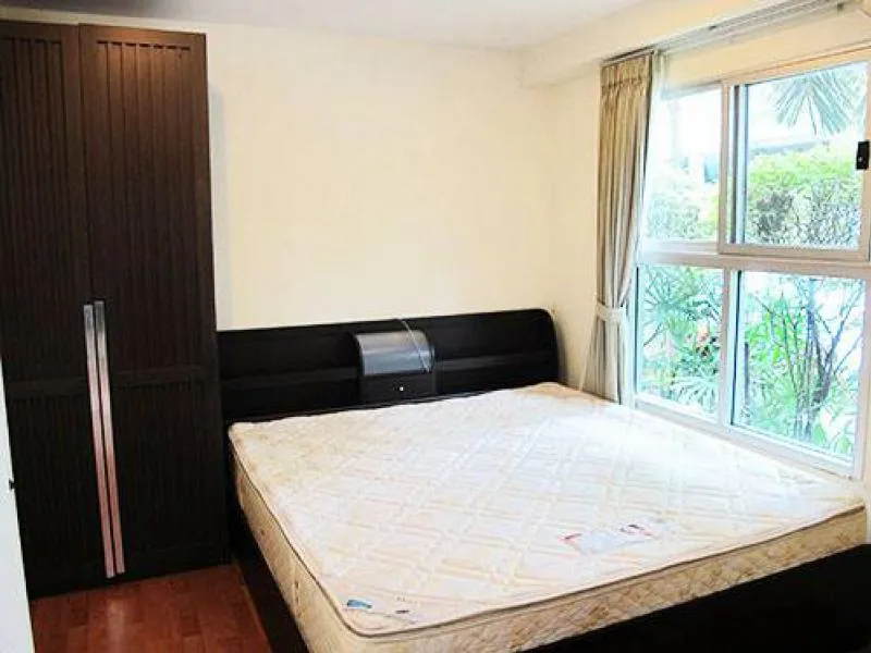 For Rent Parkview Viphavadi, Building A3, 1st floor, furnished with a very big sofa, can sit the whole gang.