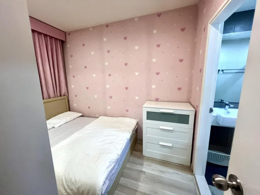 Centric Ratchada-Huai Khwang Colorful room, corner room, private, not next to anyone, great city view. If you miss it, you'll regret it.