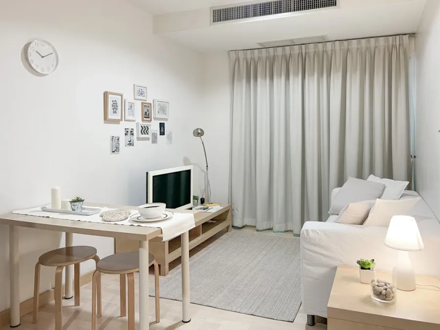 Condo for rent at Heritage Sukhumvit. White-toned room, comfortable and budget-friendly. Everything you need is here. You definitely need to book!