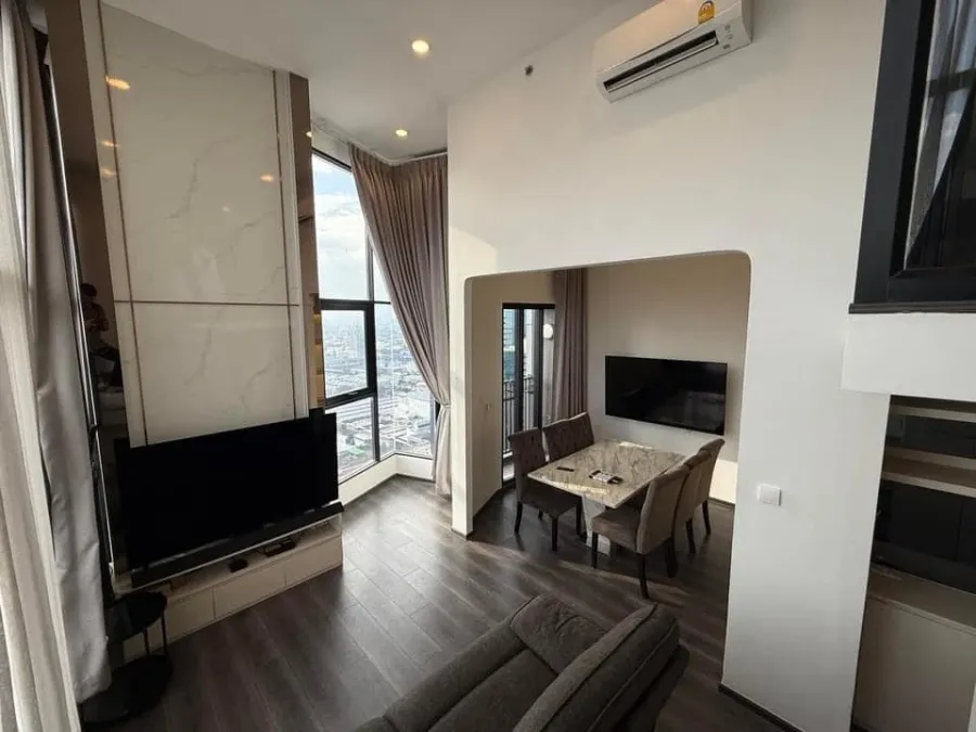 For sale and rent, Knightsbridge Space Ratchayothin, high floor, good view, duplex style room. Good furniture, reserve quickly.