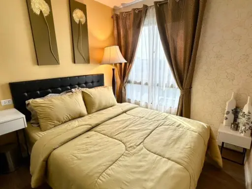 For rent: I Condo Sukhumvit 105, decorated with wallpaper, bright colors, corner room is private. Just carry your bag and move in.