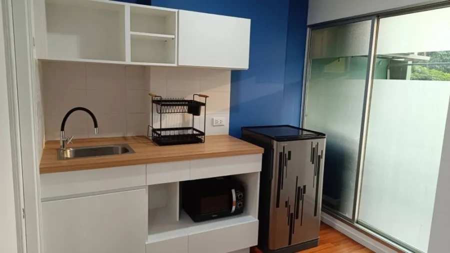 For rent, Lumpini Place Borommaratchachonnani - Pinklao, 2nd floor, garden view, partitioned room, fully furnished, nice to live in. Book now, hurry.