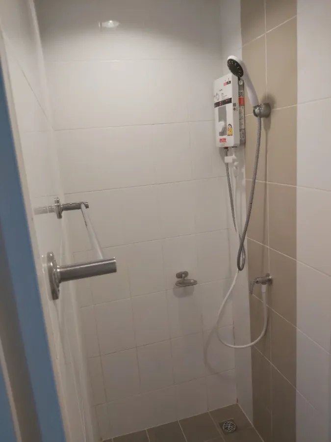 Unio Rama 2-Thakham for sale, a lovely room with complete amenities and a very comfortable brown sofa. Don't miss it!