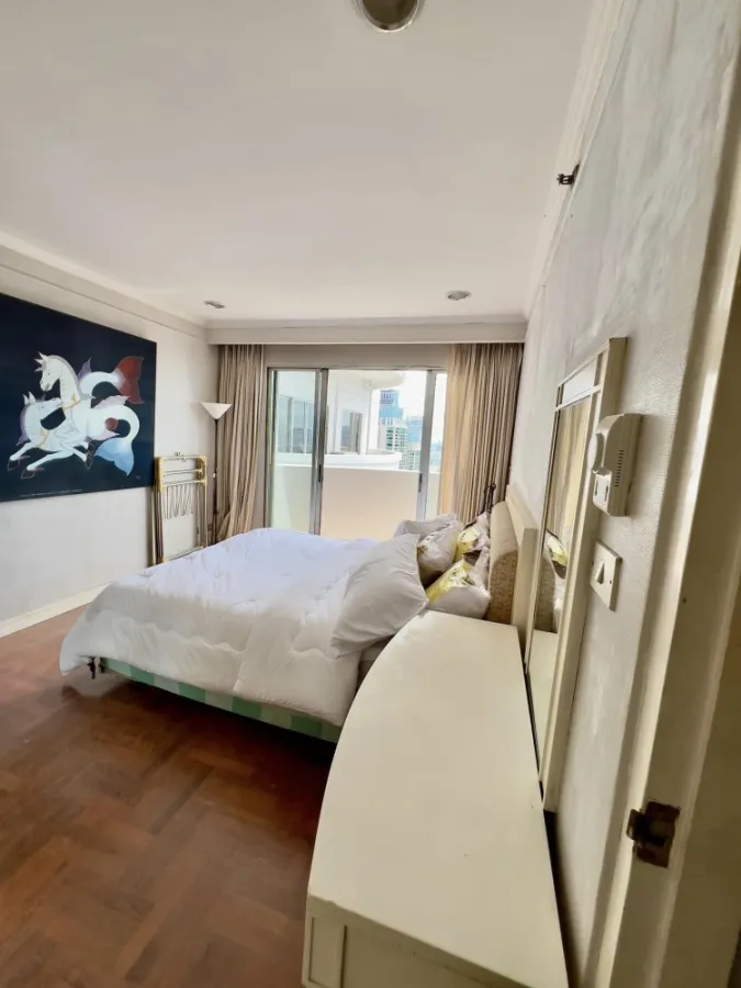 For rent: Witthayu Complex, very large room. The balcony is very wide. Can raise animals Animal lovers shouldn't miss it.