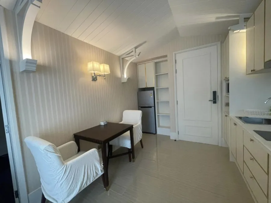 For sale, for rent, Grand Florida Beachfront Condo Resort Pattaya (Jomtien), nice built-ins, next to the sea, reserve now.
