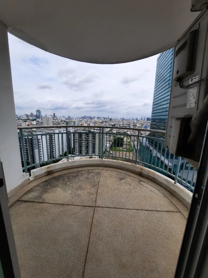 For rent!! Condo Supalai Park Asoke-Ratchada, corner room, complete with furniture + electrical appliances. Hurry and reserve now!!