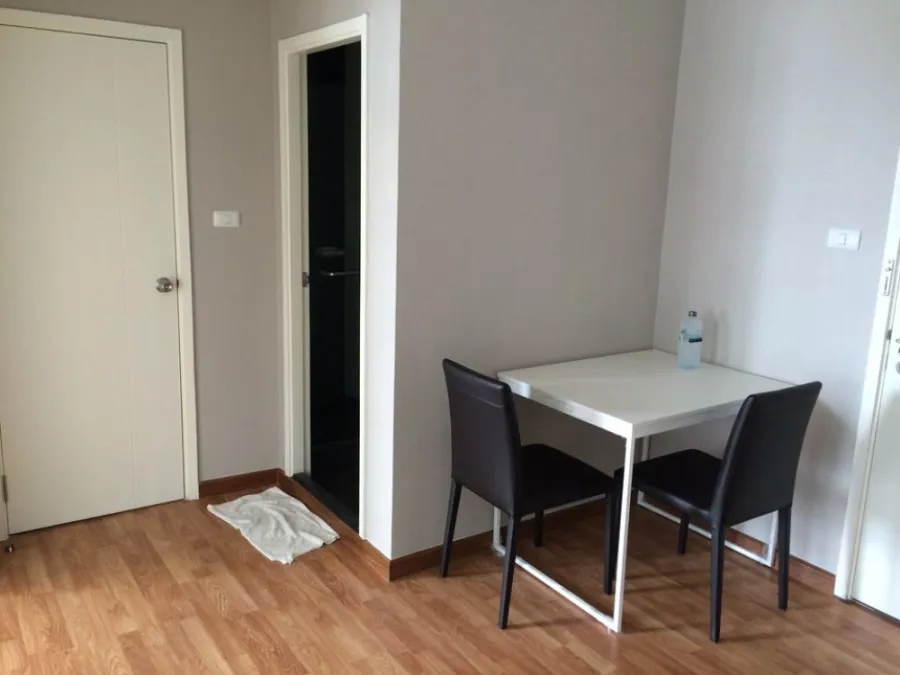 Don't miss out on this room, big room, lots of usable space. Complete electrical appliances, urgently at The Trust Ngamwongwan for rent.