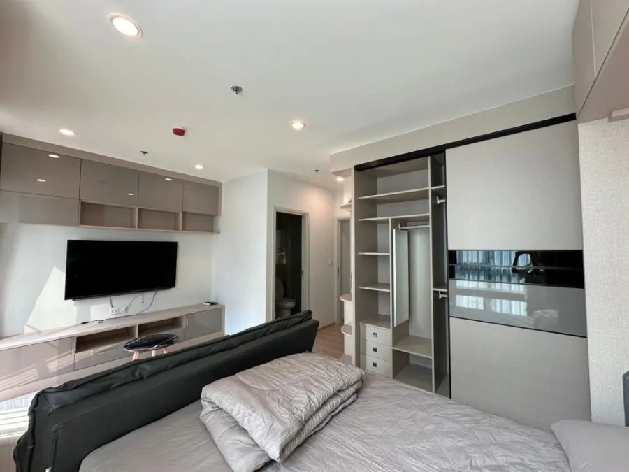 Room for rent, 2 Bedroom, Noble Revolve Ratchada Condo, corner room, private, fully furnished, ready to move in.