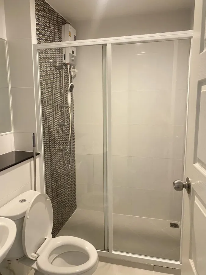 For sale: The Crystal Bliss Rattanathibet, separated rooms. Amazing furniture with a separate kitchen. This is so good. Book now.