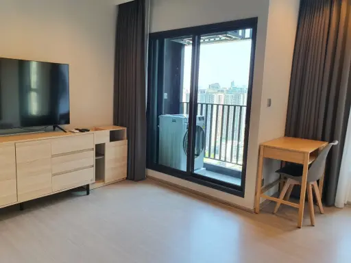 For rent: Life Asoke-Rama 9, 37th floor, decorated with good furniture. Big screen TV, must reserve quickly.