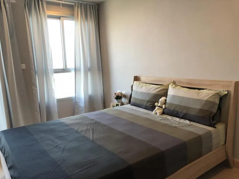 For Rent Casa Condo Sam Yaek Bang Yai High floor, beautiful room, double bed, cool decoration, everyone likes it. If interested, hurry up.
