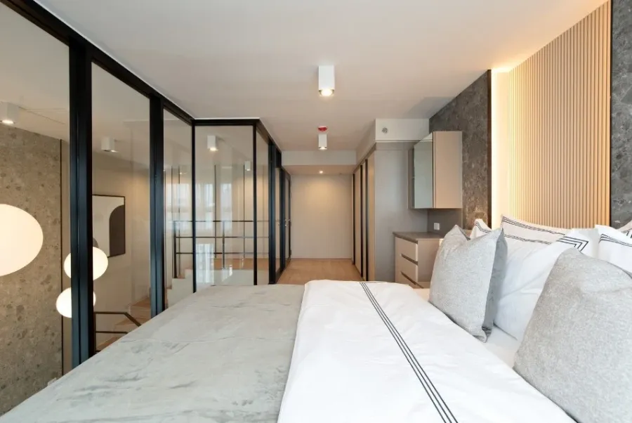 For rent: Ideo Rama 9 - Asoke. Very high floor unit with beautiful built-in furnishings throughout. Highly recommended!