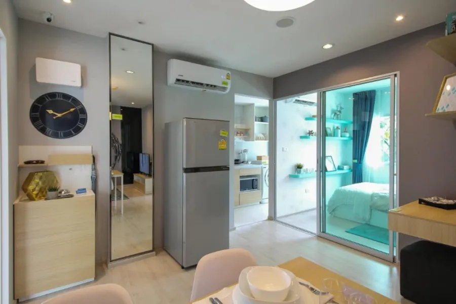 Sale down payment, Senakit, BTS Saphan Mai, corner room, very private, big room, not expensive, hurry up and book now.