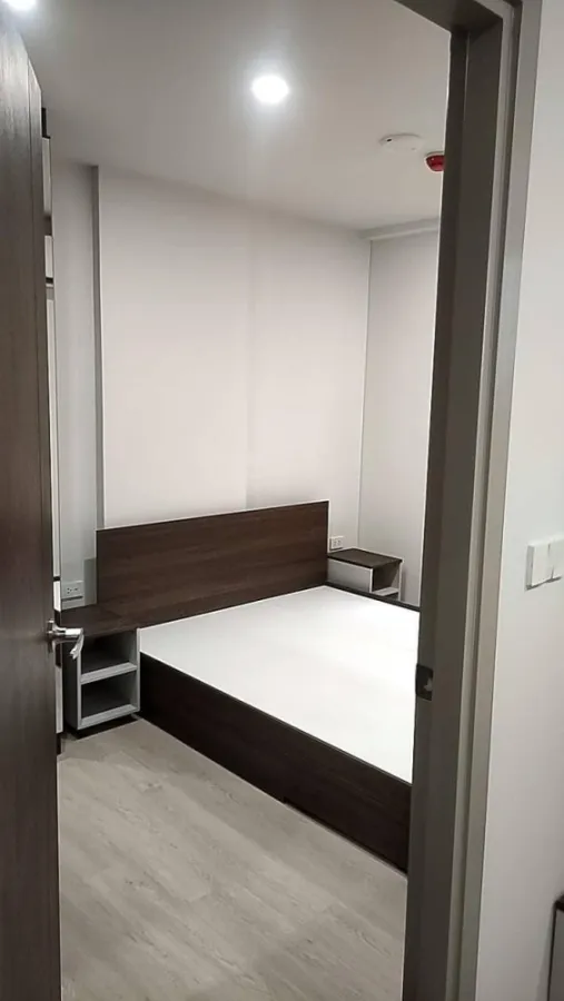 Selling down payment Nue Cross Khu khot Station, white room, easy on the eyes. Plus lots of furniture, complete in one place.