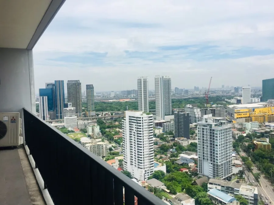 ขายด่วน!! คอนโด ดิ อิสสระ ลาดพร้าว ขนาด 3 ห้องนอน 3 ห้องน้ำ เฟอร์นิเจอร์ Built in พร้อมอยู่ จองเลย!!