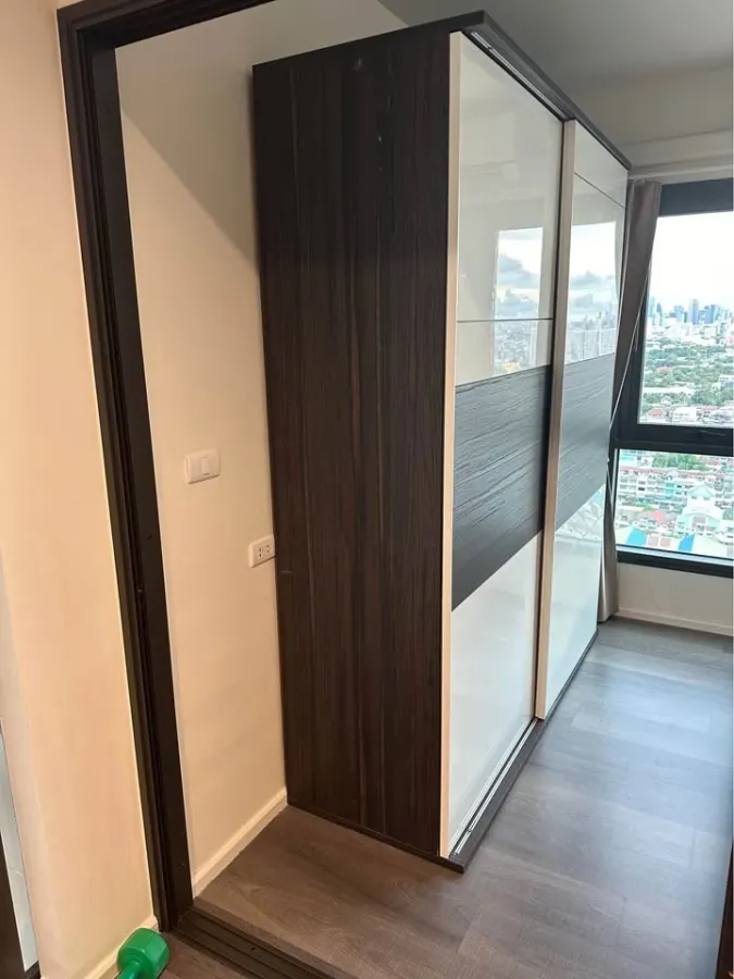 Selling high-floor unit at The Stage Taopoon Interchange. Nice and fully furnished. Book now!