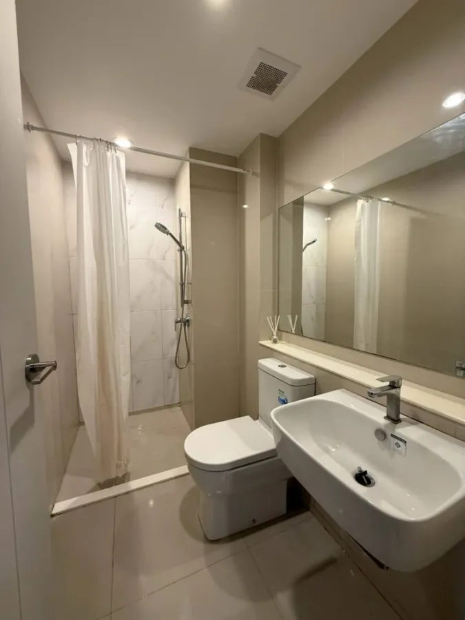 For sale rent:Aspire Erawan Prime,corner room,next to the fire escape,private, open view, overlooking Samut Prakan city,no buildings blocking the view