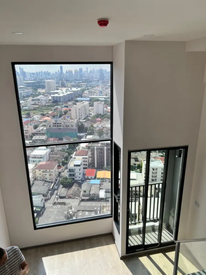 For sale: SOHO BANGKOK RATCHADA, 21st floor, beautiful city view, complete with furniture and appliances. Reserve now, get it first.