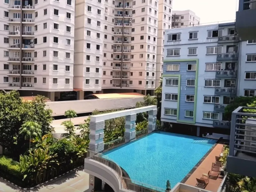 ให้เช่า One X Sathorn-Narathiwat ชั้น 4 ห้องกว้างขวางอยู่สบาย มาพร้อมโซฟาหนังนั่งสบายสุดๆ อย่าพลาด
