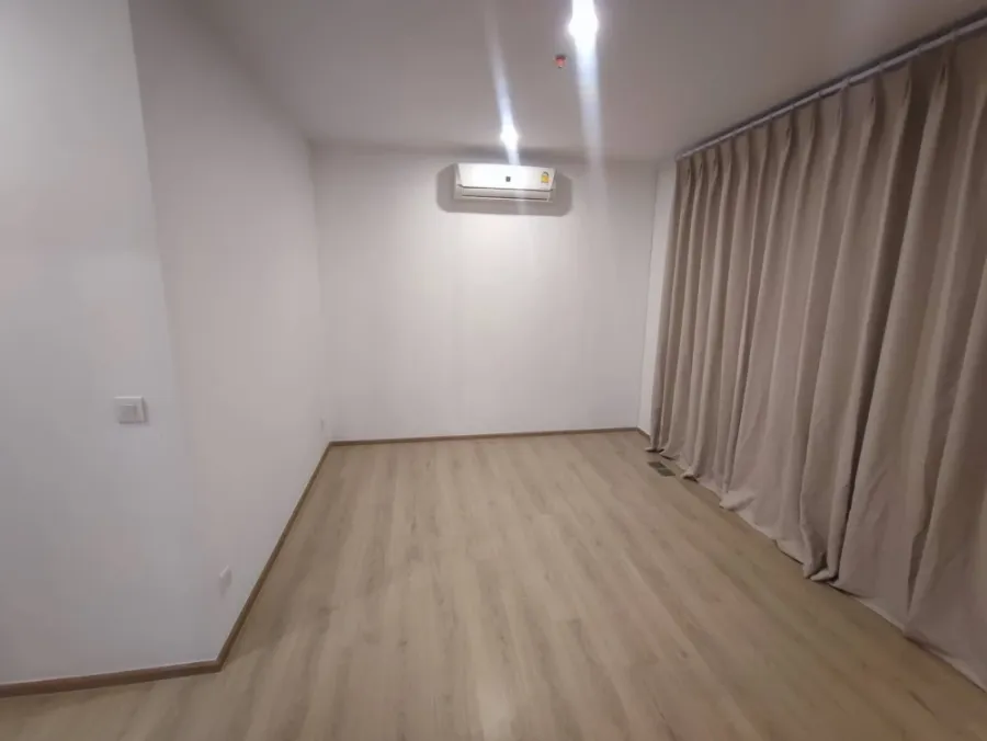 For rent: Life Rama 4 - Asoke, 16th floor, very good location, very spacious, hurry and reserve before it's gone.