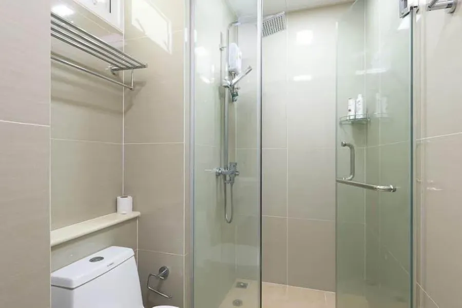 For rent: TC GREEN, separate bedroom and living room, beautiful wallpaper, quality furniture. Book now, don't hesitate.