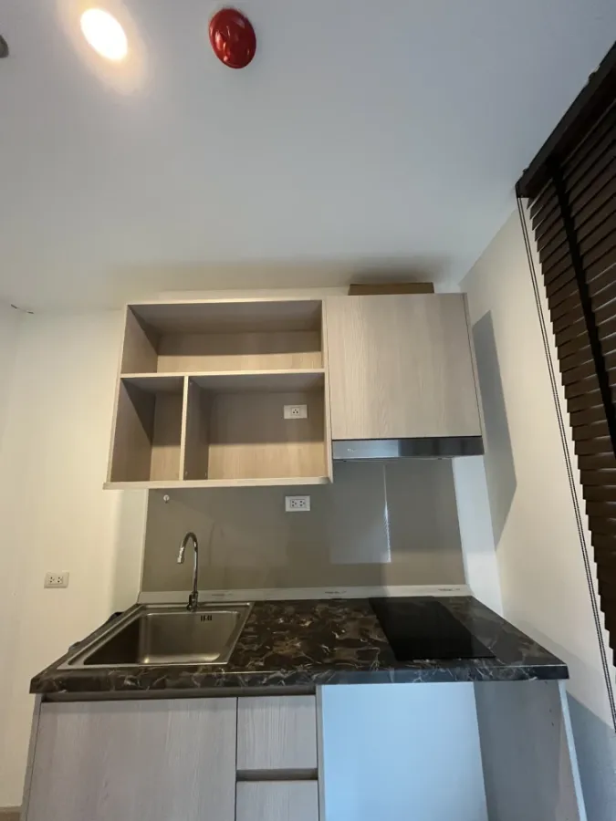 For sale/rent: Elio Sathorn-Wutthakat. A lovely unit in a great location with stunning city views from a high floor. Book now!