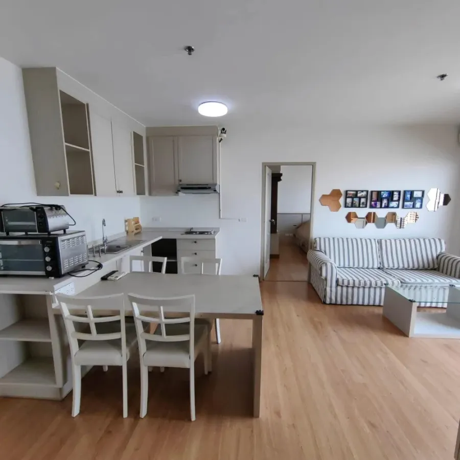 For rent: Chapter One Modern Dutch, very high floor, Chao Phraya River view in every room, with balcony for viewing. You must arrange it!!