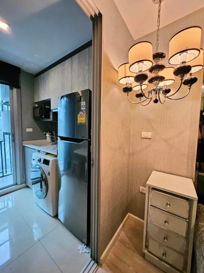 For sale: Metro Luxe Rama 4, fully-built-in throughout the room, plus awesome wallpaper. You can't miss out on booking it.