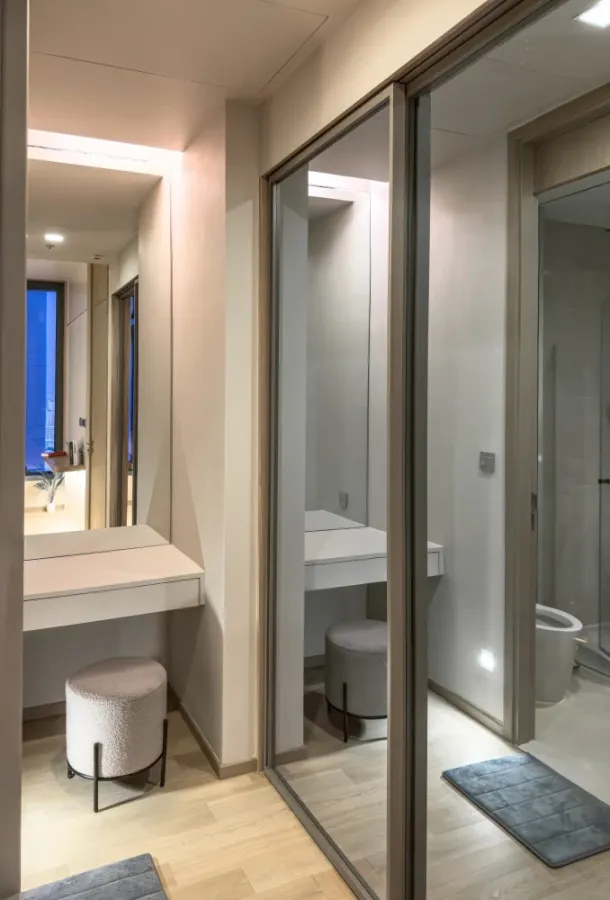 For rent: The Esse Asoke, high floor, spacious area, excellent built-in decoration, very beautiful room number, book now before you miss out.