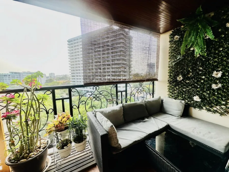 For rent: Nova Mirage, very spacious room. Big screen TV, watch movies to your heart's content The leather sofa is comfortable and not hot. Hurry and