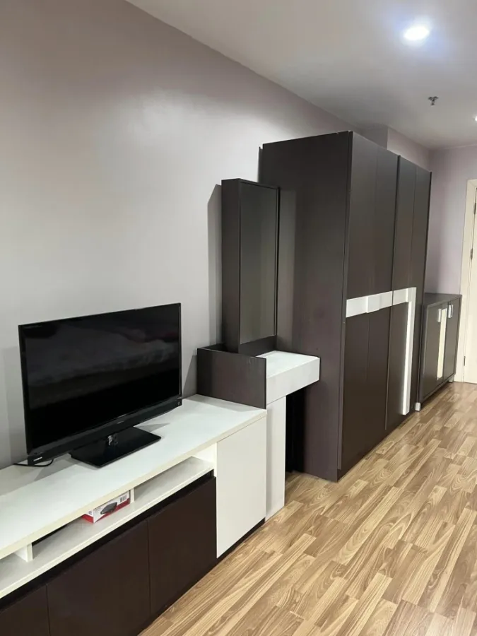 For sale: Regent Home 15 Chaengwattana, sixth room available, 14th floor, large sofa, very comfortable to sit and lie on. Hurry and reserve now.
