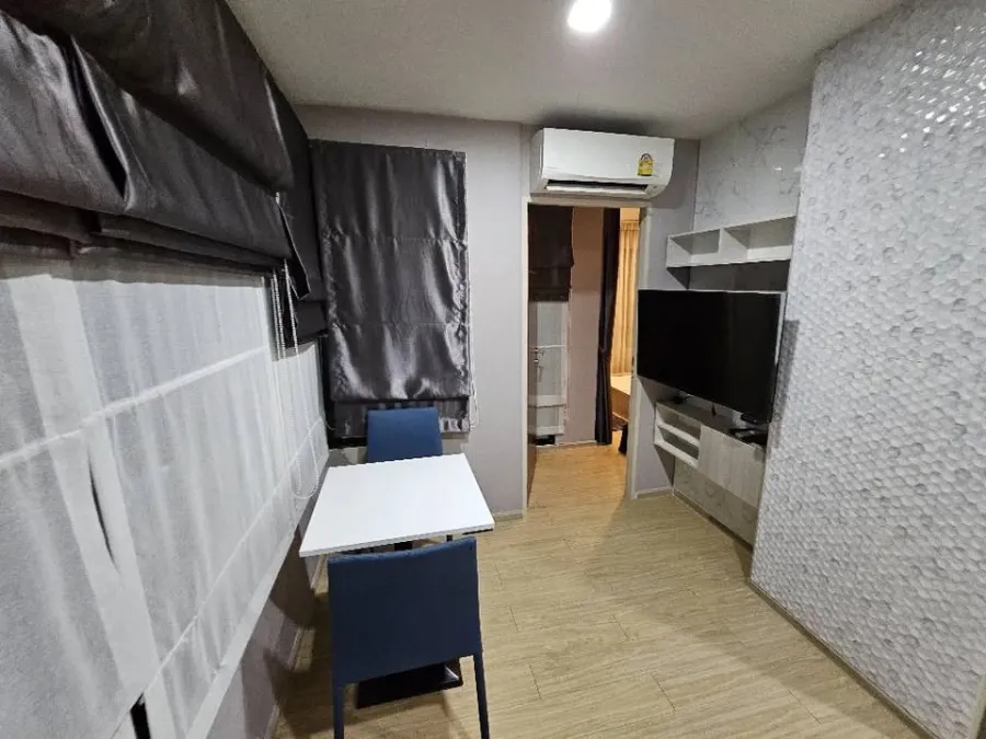 For sale, for rent, Winn Condo Phahon Yothin 52, quiet corner room, with awesome wallpaper throughout the room, very worth booking.