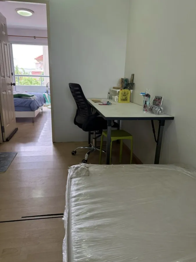 Selling a lovely unit at Garden Court, 3rd floor, fully furnished. Don't miss this great deal!