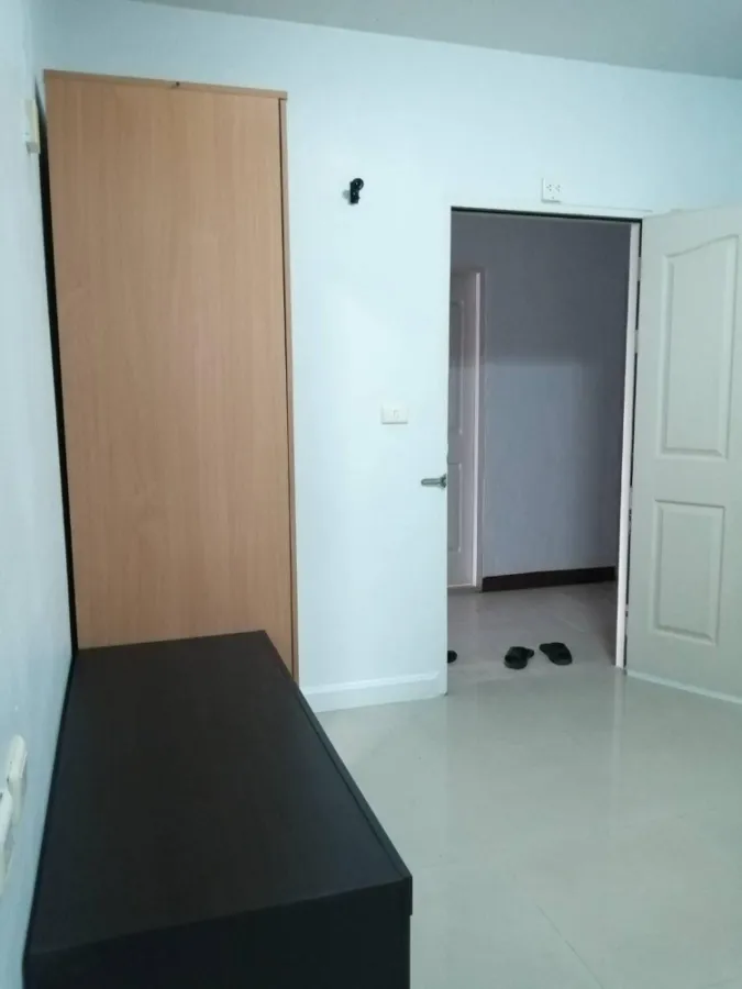 Condo for sale, The Cash Rama 3-Samrong, white room, comfortable to the eyes, glass partitions separate the space, full of furniture, reserve now!
