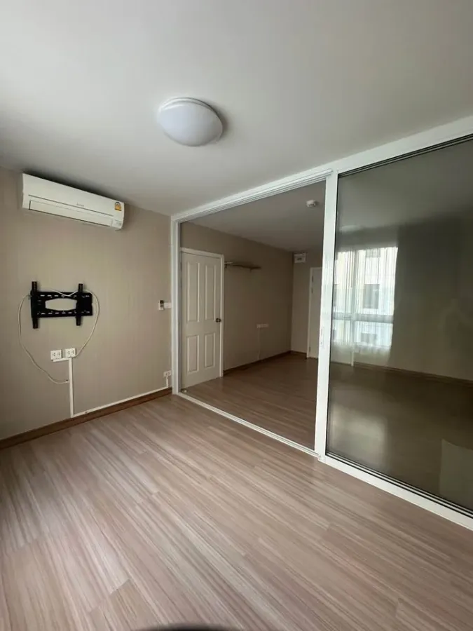 Selling Plum Condo Paholyothin 89. Unfurnished unit, perfect for those who love decorating. Don't miss this rare price, book now!