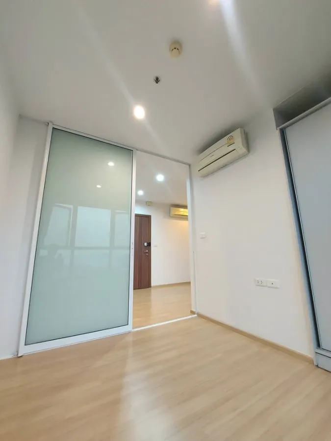 Selling a high-floor unit at The Base Chaengwattana, with views of Muang Thong Thani and the spectacular fireworks display during festivals. Book now!