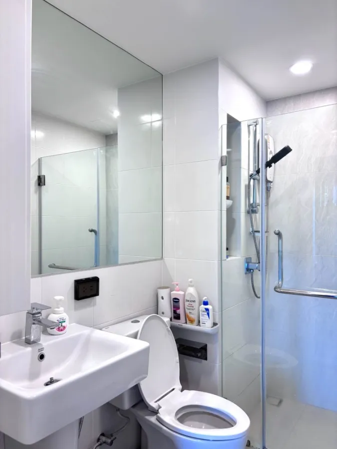 For sale or rent: The Origin Ramintra 83 station, decorated in minimalist style. Install wallpaper in the entire room. Move immediately.