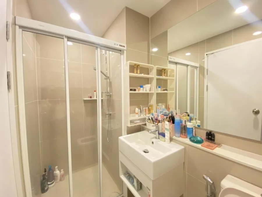 Urgent sale!! Condo Denim Chatuchak, 17th floor, BTS and swimming pool view, beautiful room, fully furnished, good price, don't miss it!!