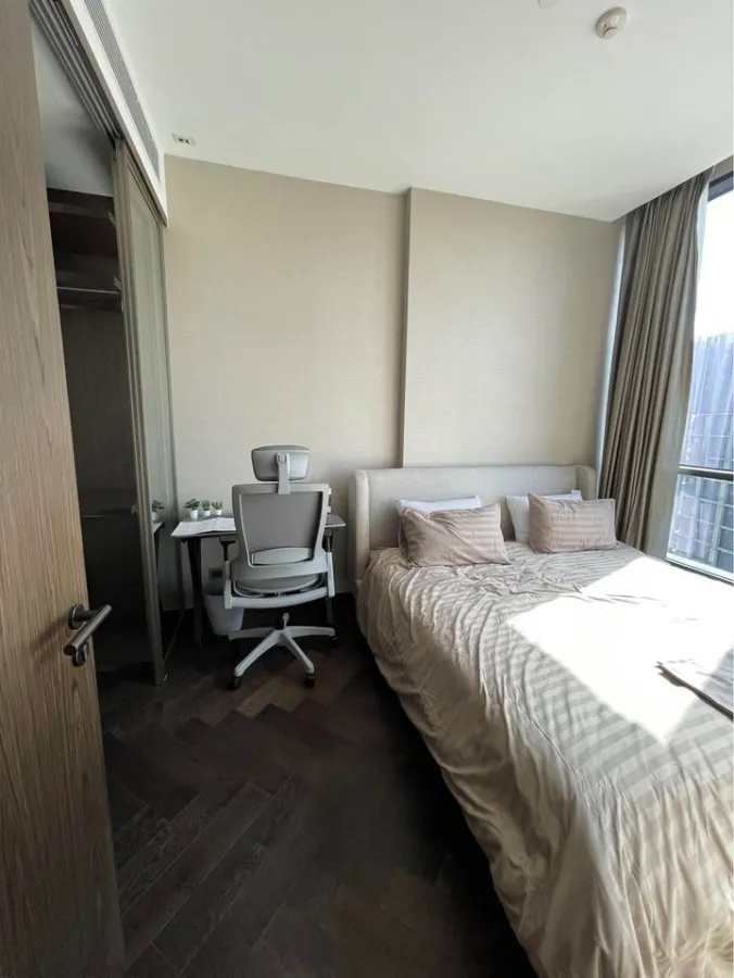 For rent: The Esse Sukhumvit 36, very nice room. Good furniture, great price, reserve first and get in first.