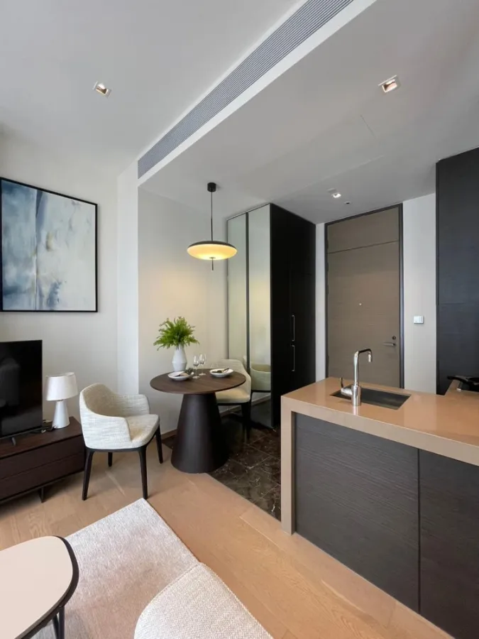 Condo for rent or sell, 28 Chidlom, 1 bedroom, 1 bathroom, size 39 sq m, 11th floor, fully furnished, ready to move in. Book now.