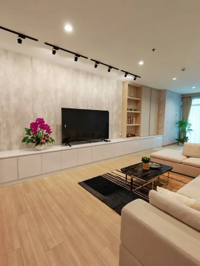 For rent: Baan Sathorn-Chaophraya, 3 bedrooms, spacious living area, great location, beautiful view. Book now!