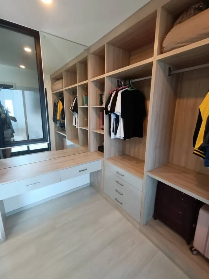 For rent: Life Asoke, 20th floor, beautifully decorated room with built-in Walk-In Closet, very livable. If you don't reserve, you'll regret it.