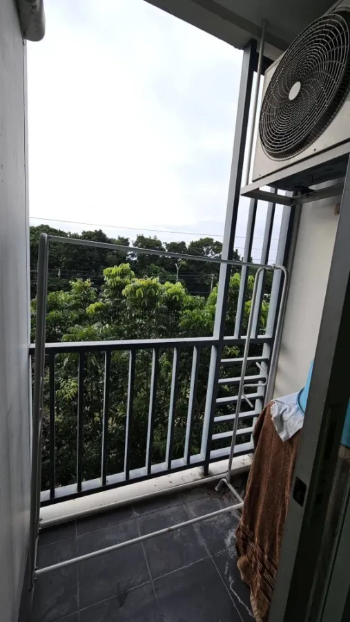 Condo for rent at Niche id Serithai-Wongwaen. The unit is partitioned into separate, clearly defined zones. Great value! Book now!