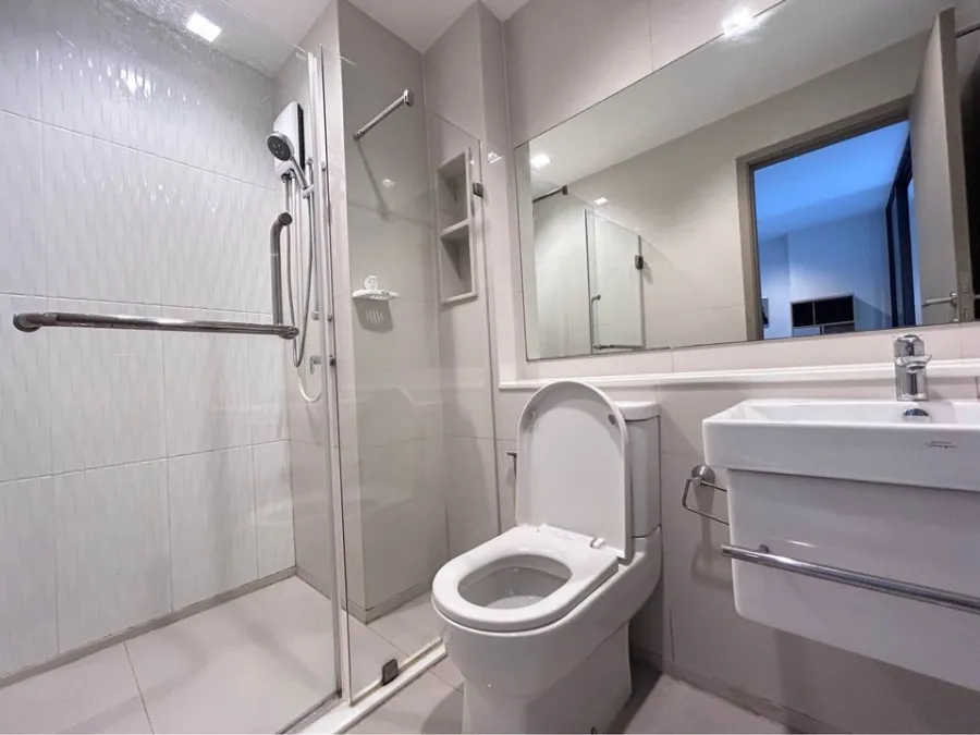For rent Life Asoke-Rama 9, 24th floor, north side, beautiful room, fully furnished, ready to move in Bring your bag and come quickly.